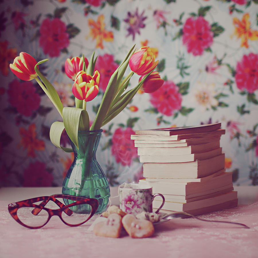 Arbejdsløs udløser Bestil Books And Tulips by Julia Davila-lampe