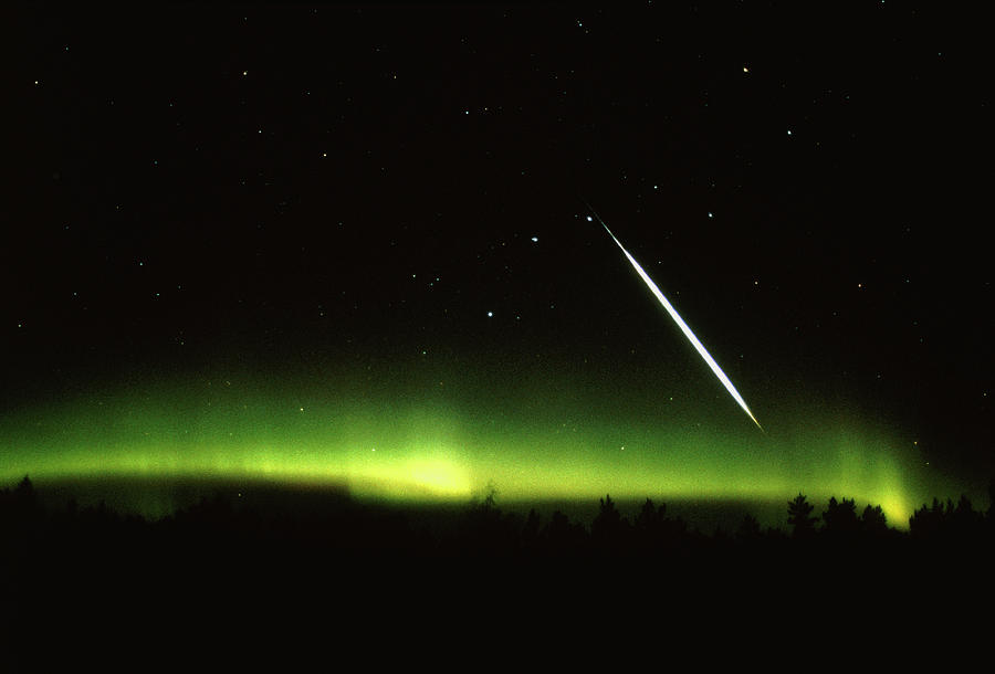 Bright Fireball Meteor And Aurora Borealis Photograph by Pekka Parviainen/science Photo Library