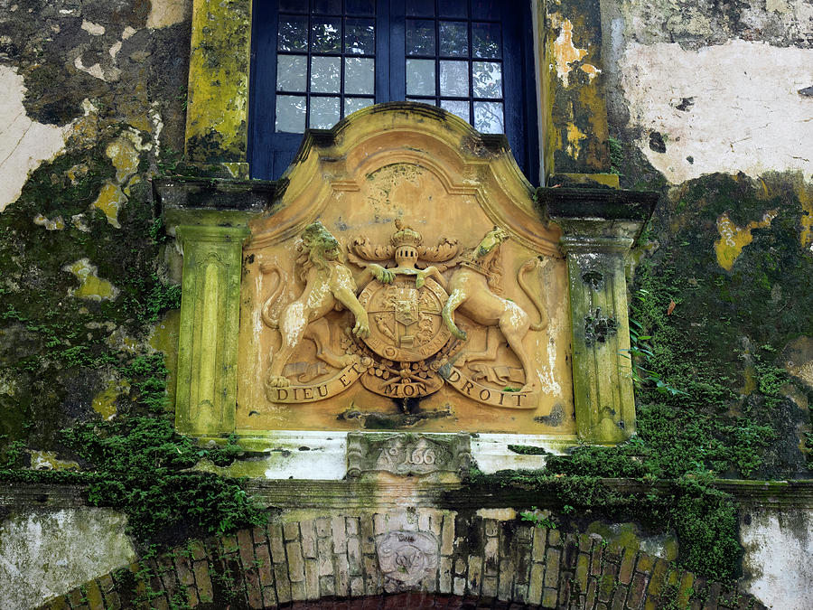 Architecture Photograph - British Coat-of-arms On Warehouse by Panoramic Images