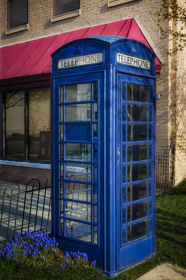 Washington D.c. Photograph - British Telephone Booth by Susan Candelario