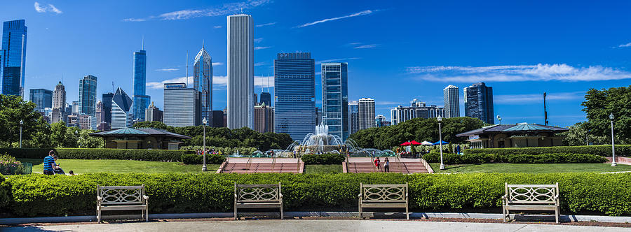 Buckingham Fountain and Benches in Chicago  Photograph by John McGraw