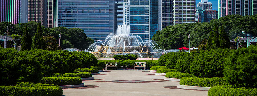 Buckingham Fountain and park in Chicago  Photograph by John McGraw