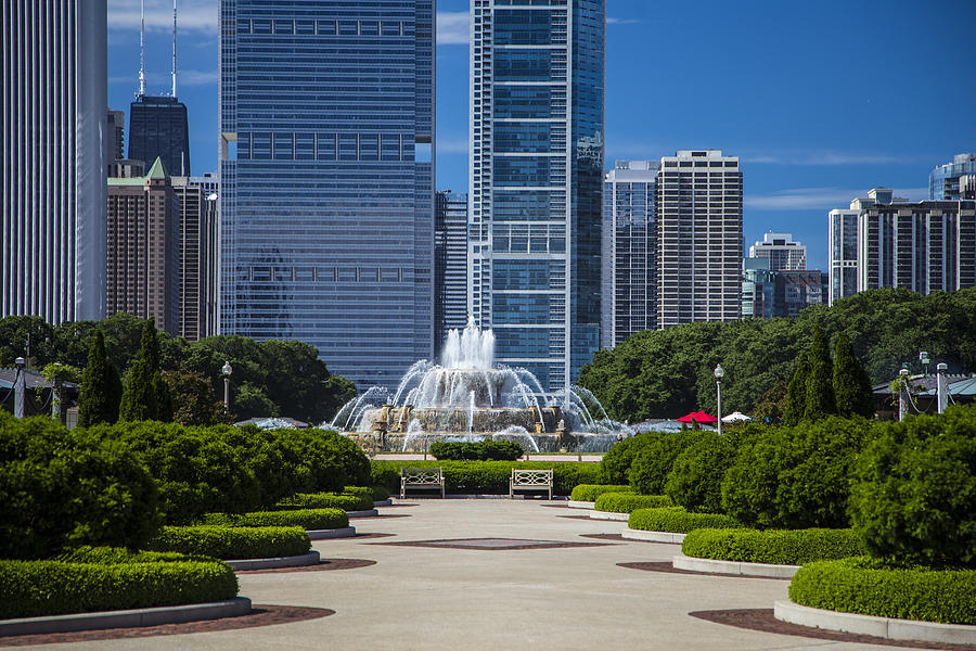 Buckingham Fountain and path in Chicago  Photograph by John McGraw