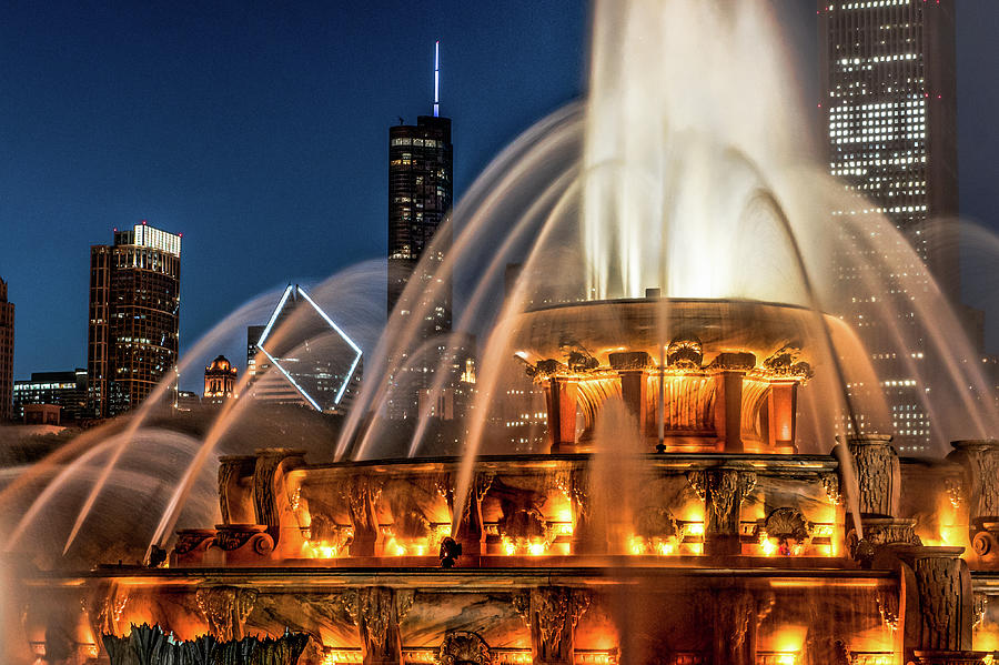 Buckingham Fountain At Night Photograph by Peter Stasiewicz