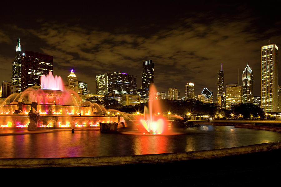 Buckingham Fountain, Chicago Photograph by Bluehill75