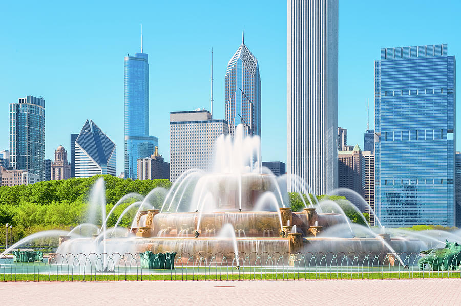 Buckingham Fountain, Chicago Photograph by Mmac72