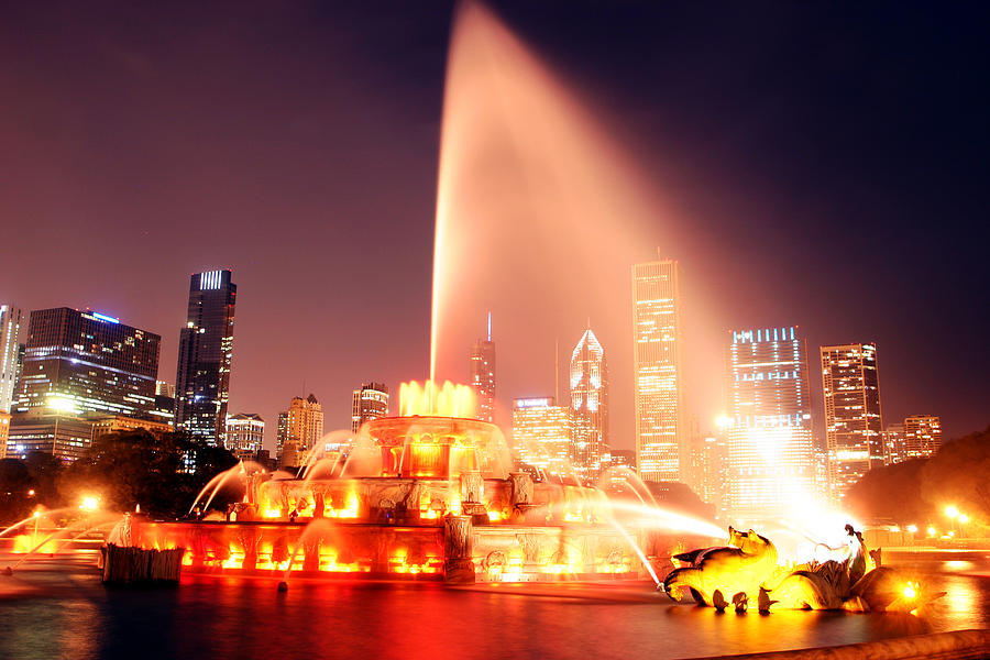 Buckingham Fountain in Chicago  Photograph by John McGraw