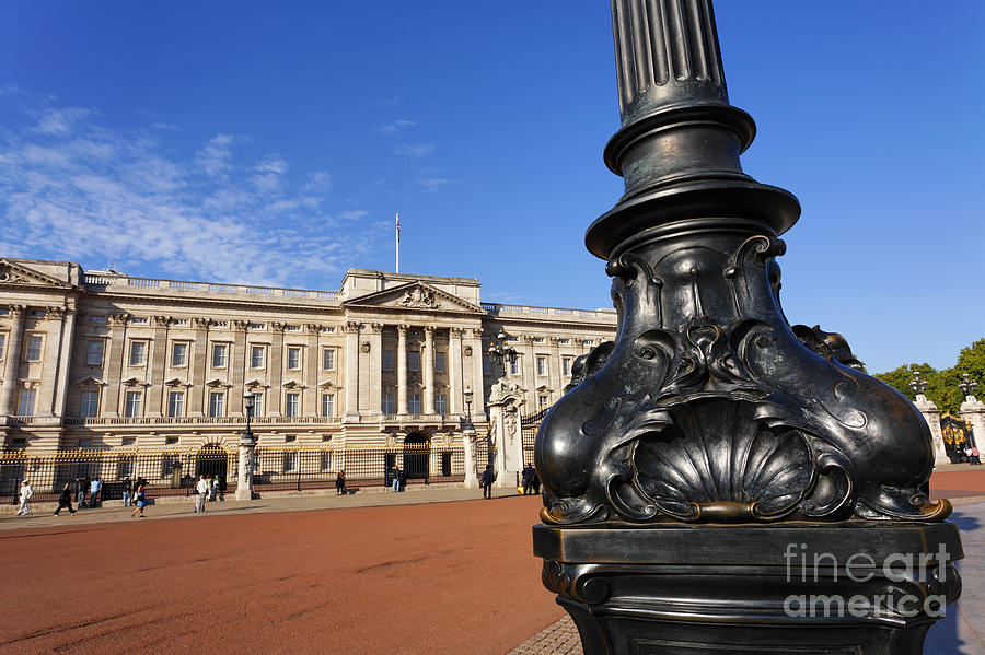 London Photograph - Buckingham Palace in London England by Robert Preston