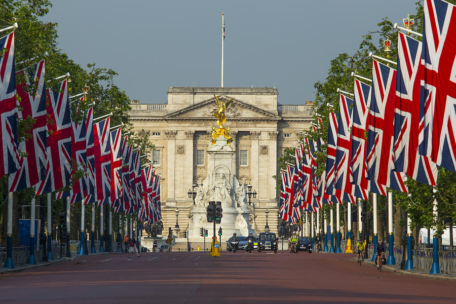 Buckingham Palace Photograph by Neil Emmerson