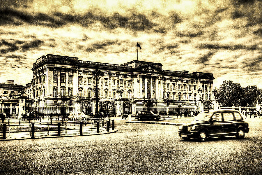 Buckingham Palace Vintage Photograph by David Pyatt
