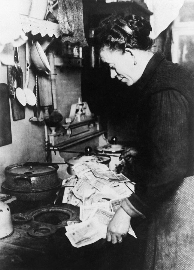 burning-money-1920s-german-inflation-science-photo-library.jpg
