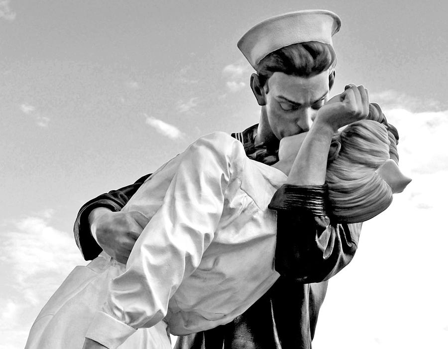 Bw Closeup Nurse And Sailor Kissing Statue Unconditional Surrender