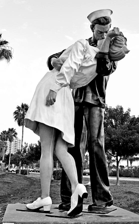 Bw Nurse And Sailor Kissing Statue Unconditional Surrender Dayti Photograph