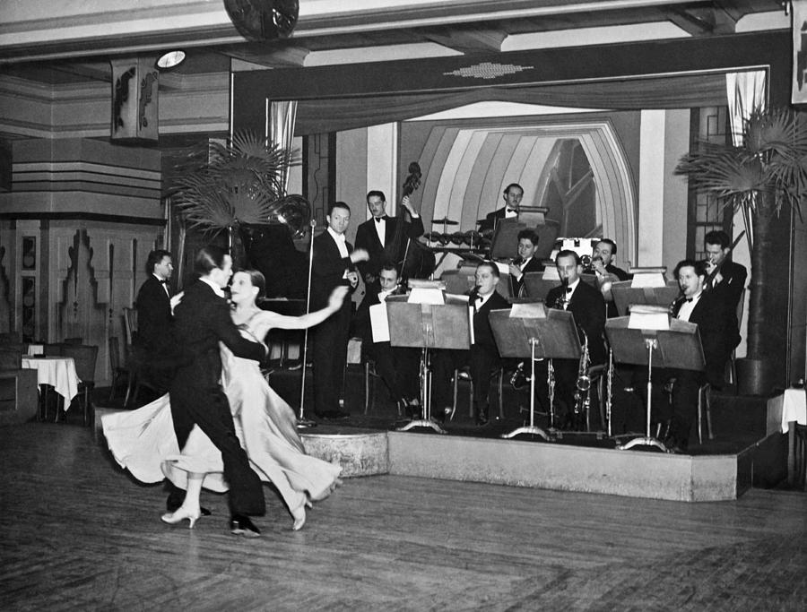 New York City Photograph - Cabaret Dancing At A Nightclub by Underwood Archives