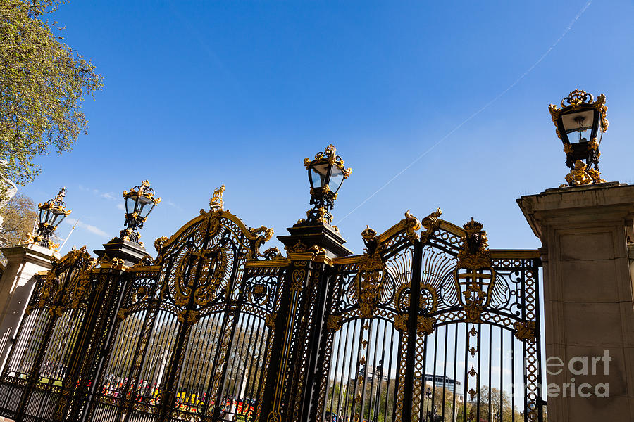 Canada Gate entrance to Green park London. Photograph by Peter Noyce