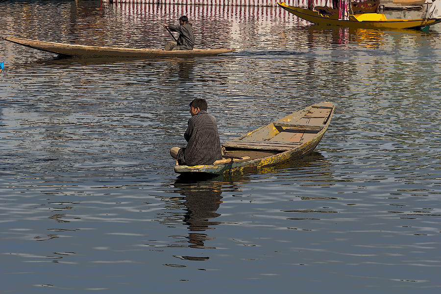 Cartoon - Kashmiri Men Rowing Many Small Wooden Boats In ...