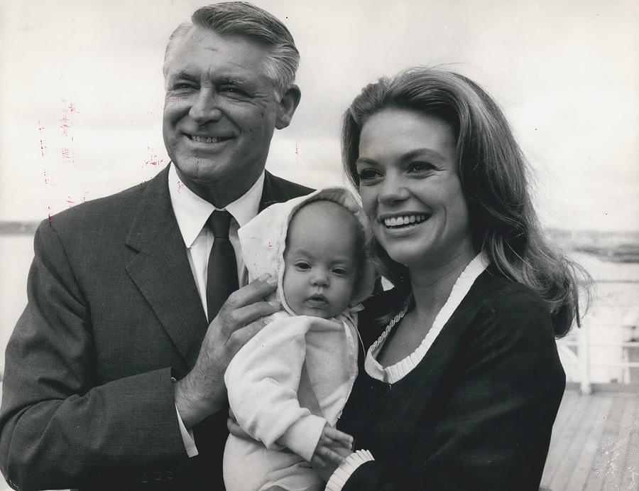 Cary Grant Arrives In Britain With His Wife And Baby Daughter ...