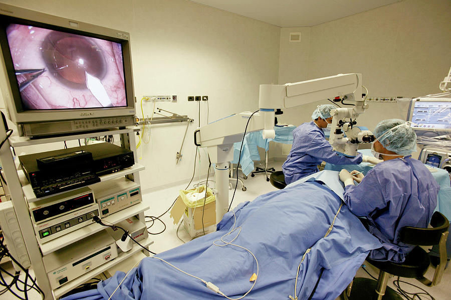 Cataract Surgery Photograph by Mauro Fermariello/science Photo Library ...