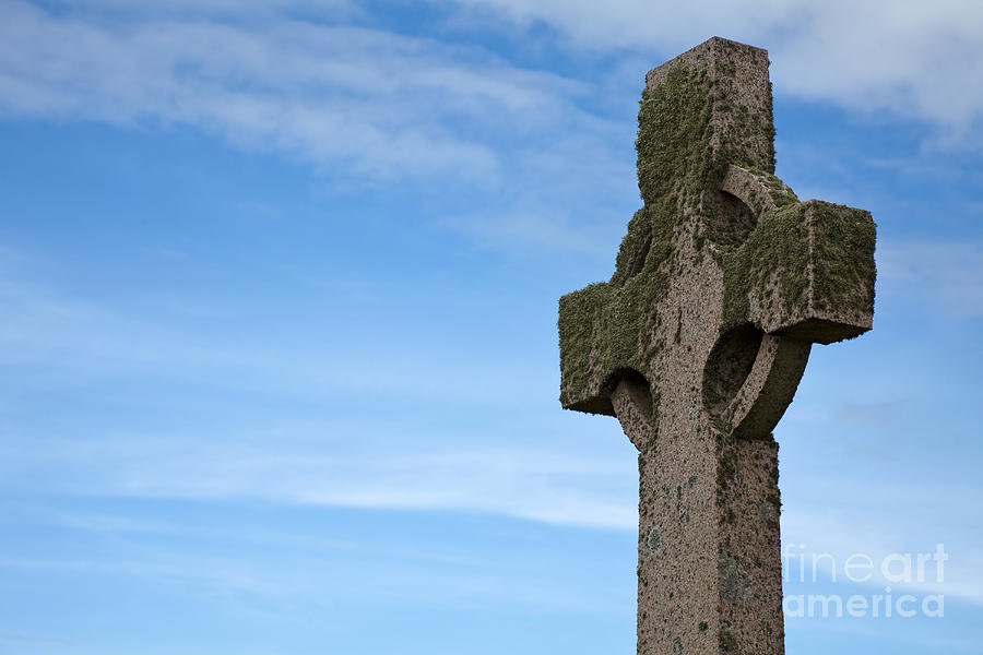 Celtic Cross Iona Scotland Photograph by Liz Leyden