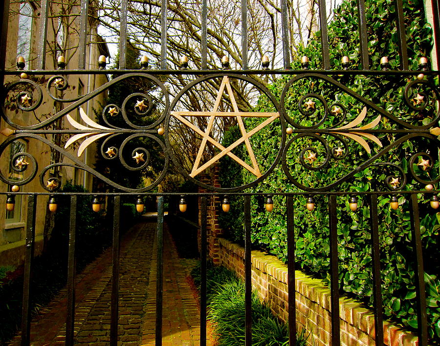 Charleston star gate. Painting by Alan Metzger