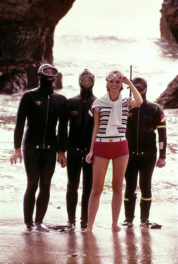 Cheryl Tiegs With Scuba Divers Photograph by William Connors
