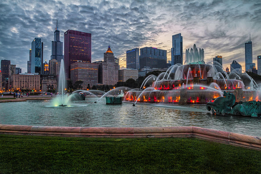 Chicago - Buckingham Fountain and the City Photograph by Lindley Johnson