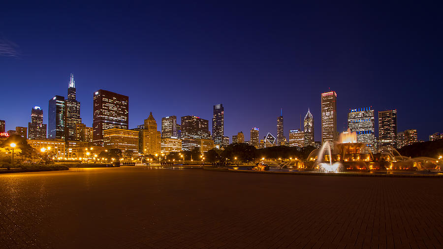Chicago and Buckingham Fountain at Twilight Photograph by Lindley Johnson