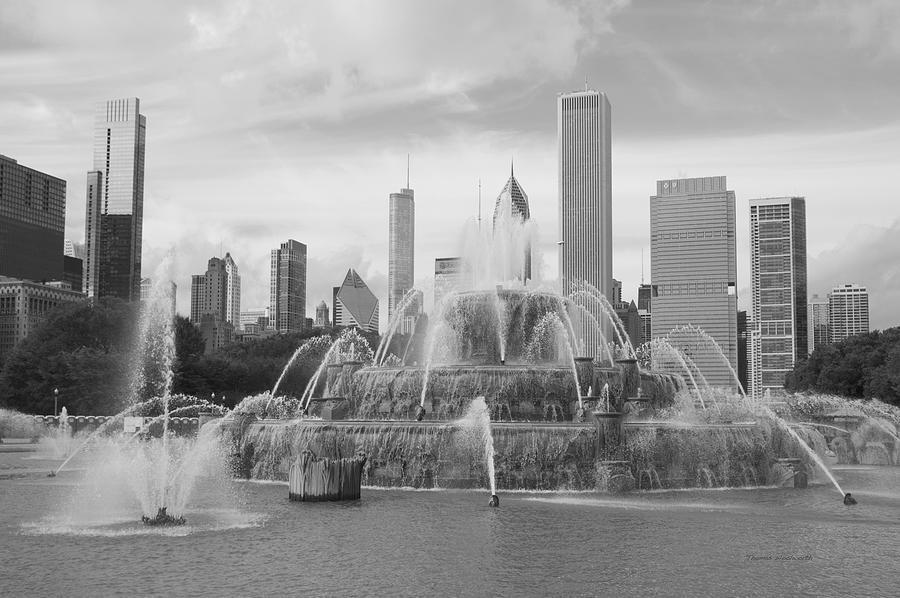 Chicago Photograph - Chicago Buckingham Fountain Looking North BW by Thomas Woolworth