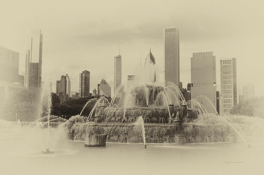 Chicago Photograph - Chicago Buckingham Fountain Looking North Heirloom by Thomas Woolworth
