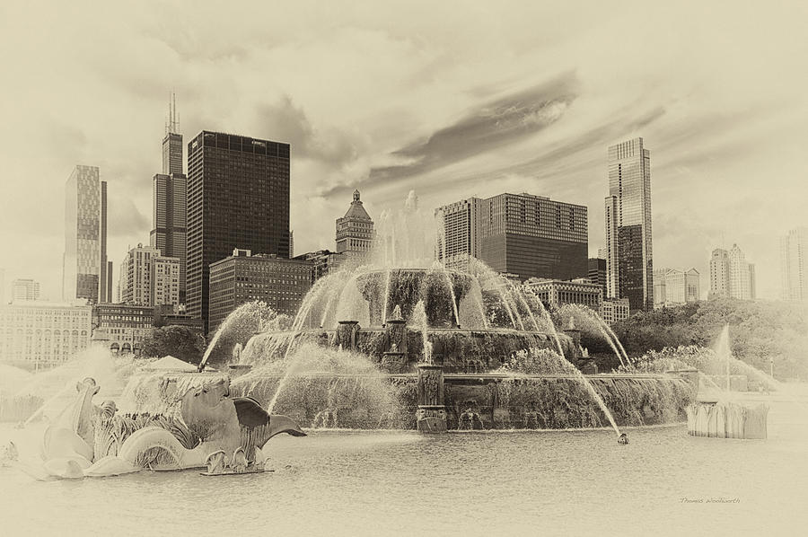 Chicago Photograph - Chicago Buckingham Fountain Looking West Heirloom by Thomas Woolworth