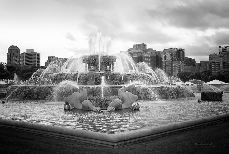 Chicago Photograph - Chicago Buckingham Fountain NE Corner BW by Thomas Woolworth