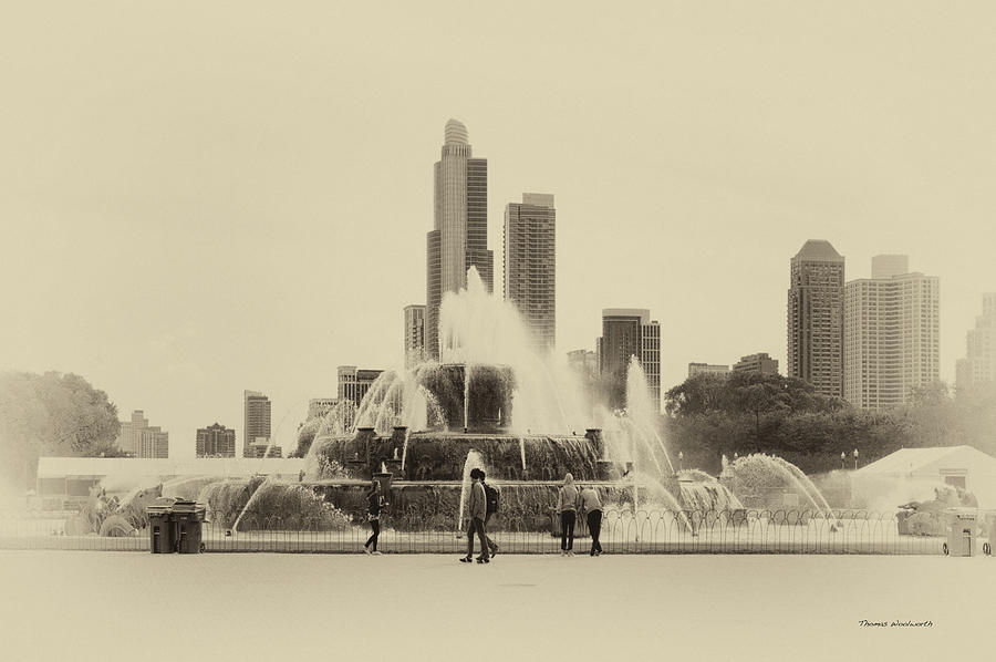 Chicago Photograph - Chicago Buckingham Fountain Northside Heirloom by Thomas Woolworth