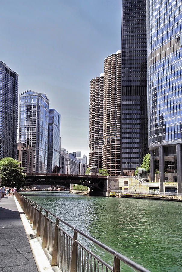 Chicago River Walk Looking West Photograph by Thomas Woolworth
