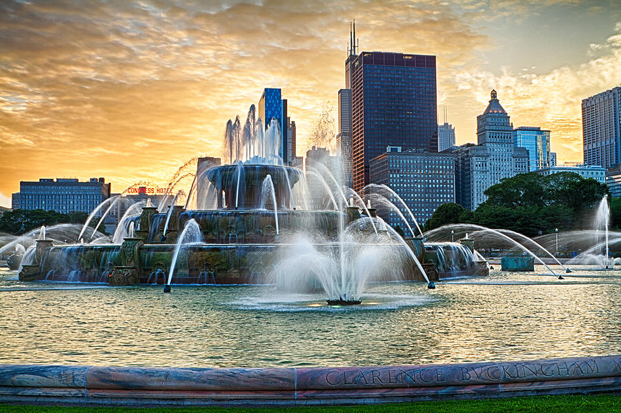 Chicagos Buckingham Fountain at Sunset Photograph by Lindley Johnson