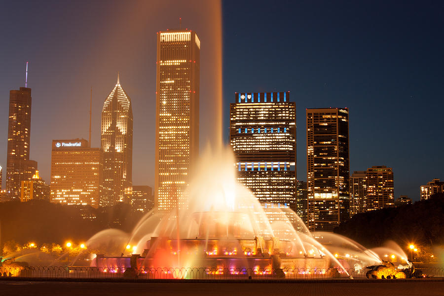 Chicagos Buckingham Fountain Photograph by Semmick Photo