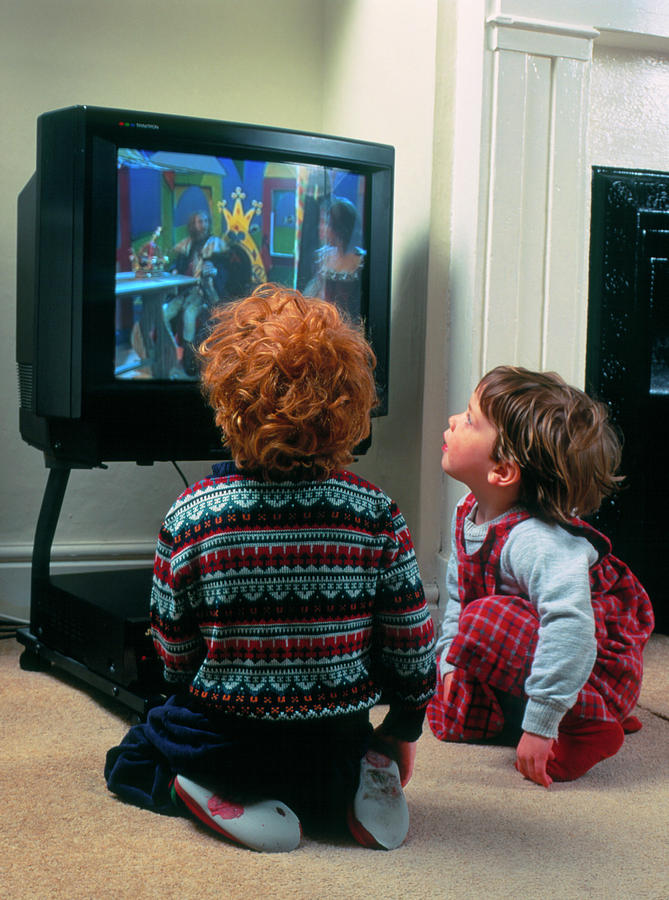 Children Closely Watching The Tv Photograph by Chris Priest/science Photo Library
