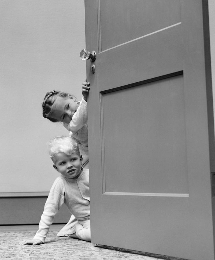 Children Peeking Around Door, C.1940s Photograph by H. Armstrong Roberts/ClassicStock