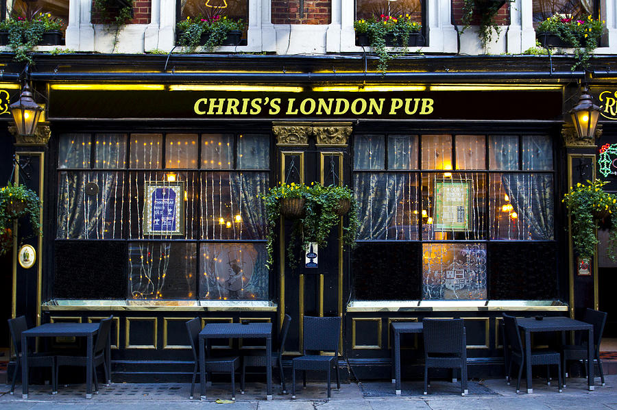 London Photograph - Chriss London Pub by David Pyatt