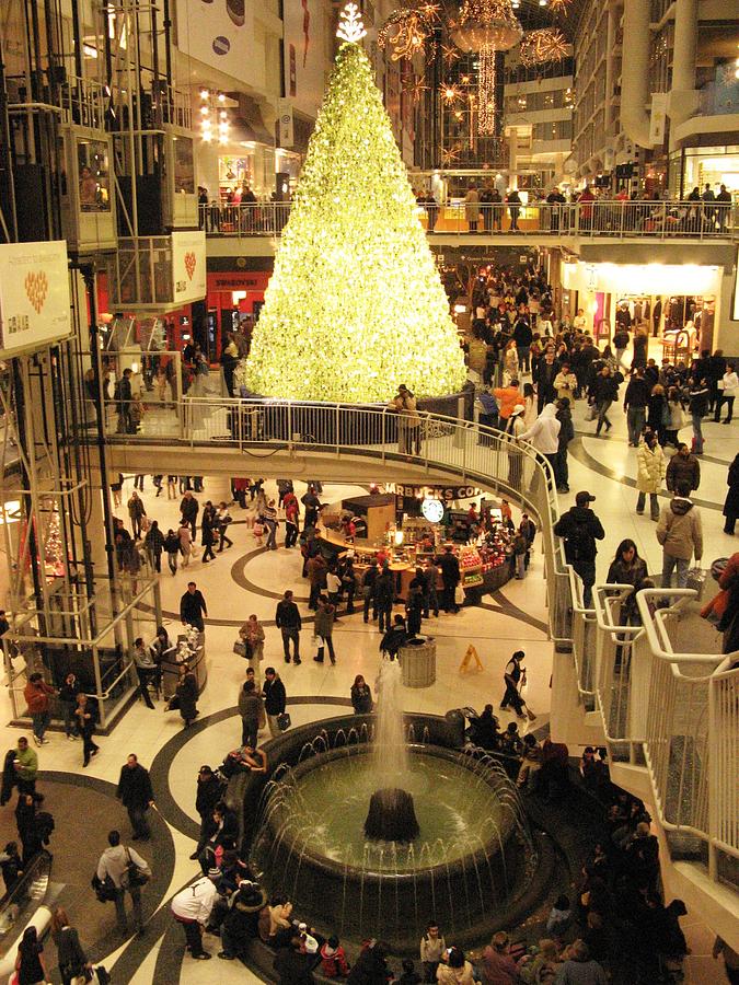 Christmas Shoppers in Toronto Photograph by Alfred Ng