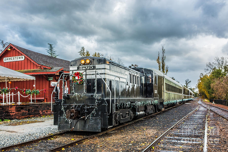 Christmas Train Photograph by Daniel Ryan