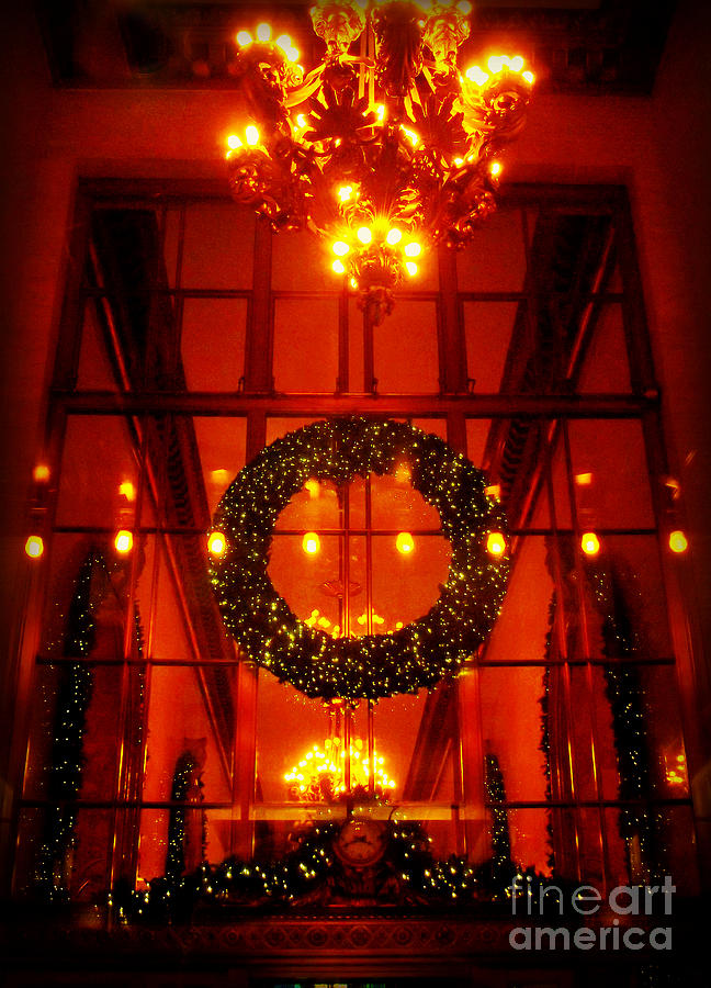 Christmas Wreath - Helmsley Building New York Photograph by Miriam Danar