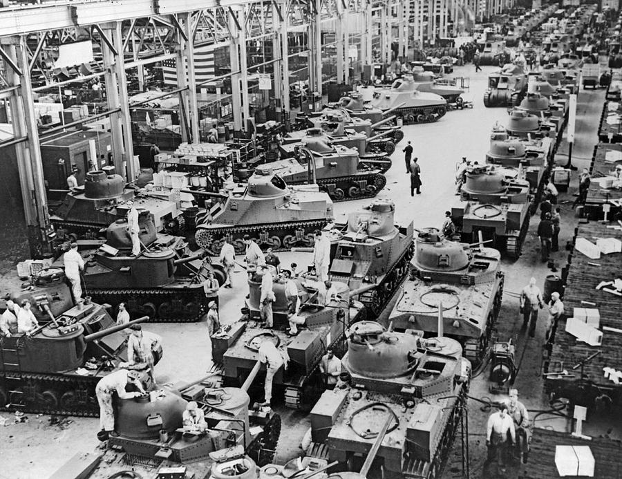 Detroit Photograph - Chrysler Tank Plant by Underwood Archives