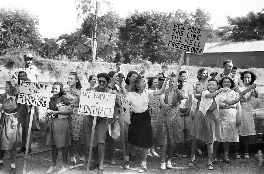Cio Picketers, 1941 Photograph by Granger