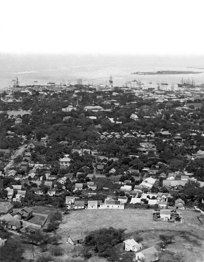 City of Honolulu Photograph by Underwood & Underwood