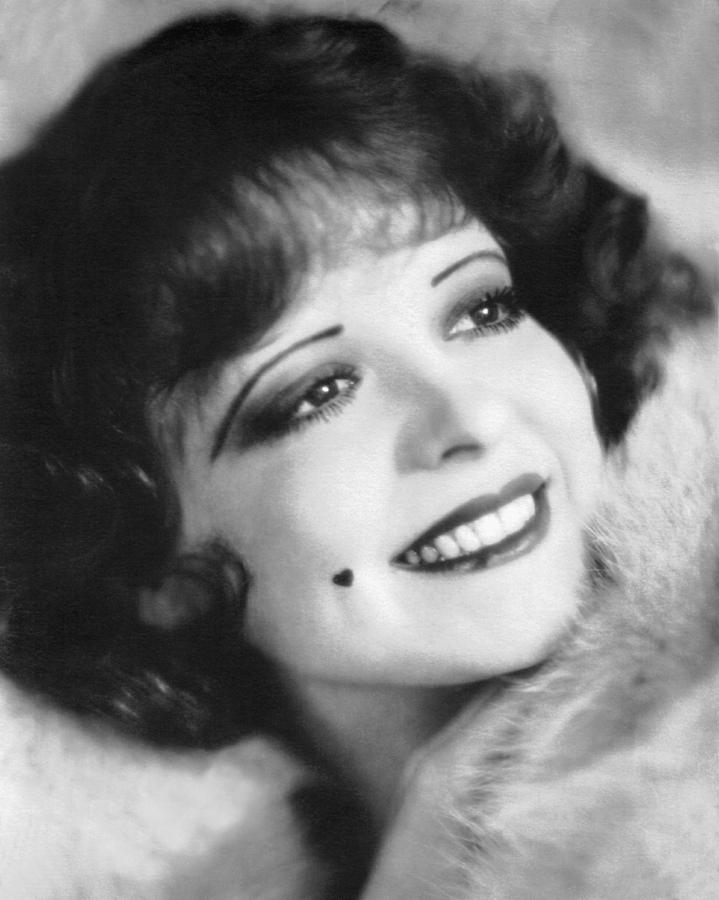 Hollywood Photograph - Clara Bow, The It Girl by Underwood Archives