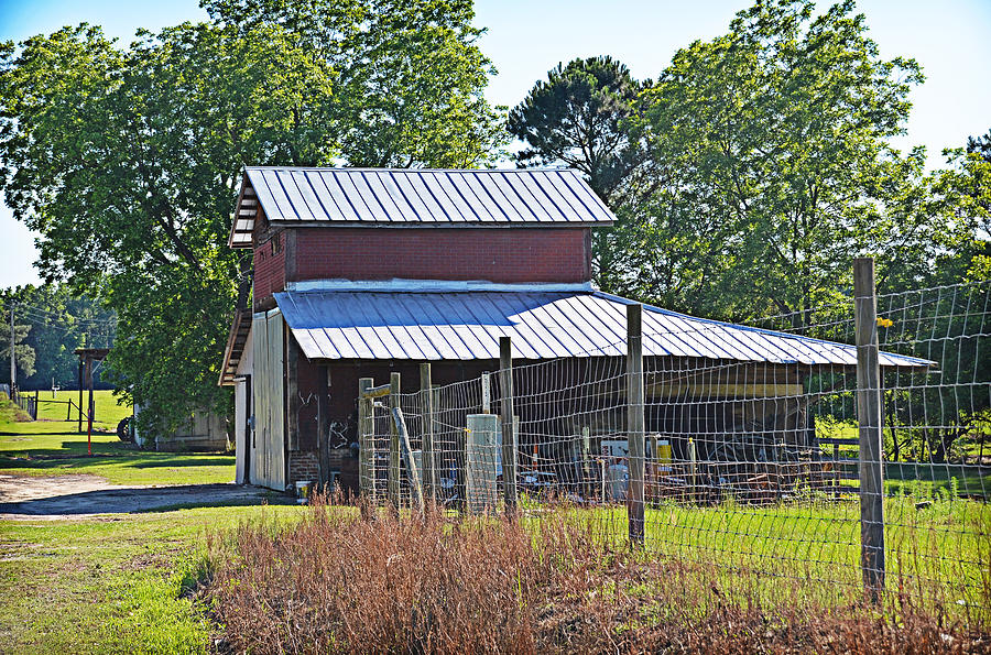 Clarendon County Barn Photograph by Linda Brown
