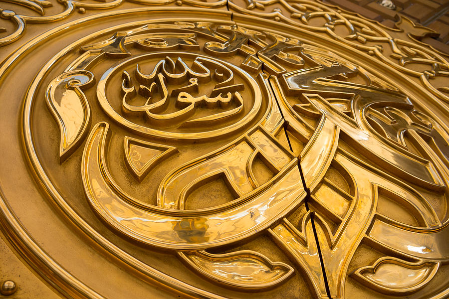 Close-up view of golden door for Mosque Al-Nabawi Photograph by Shaifulzamri