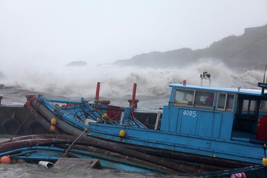 Coastal Storm Surge During Typhoon Usagi Photograph by Jim Edds