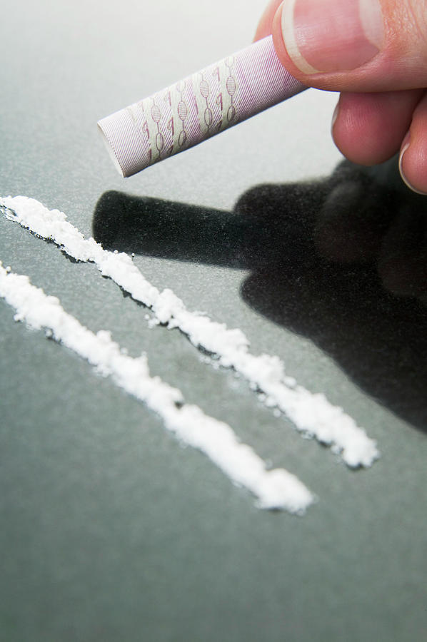 Cocaine Photograph - Cocaine Use by Gustoimages/science Photo Library