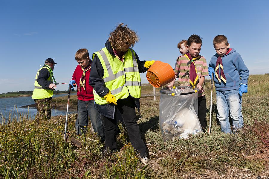 Collecting litter Photograph by Science Photo Library